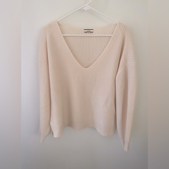 J. Crew Sweaters - EUC J. Crew Women’s Cashmere V-Neck Sweater